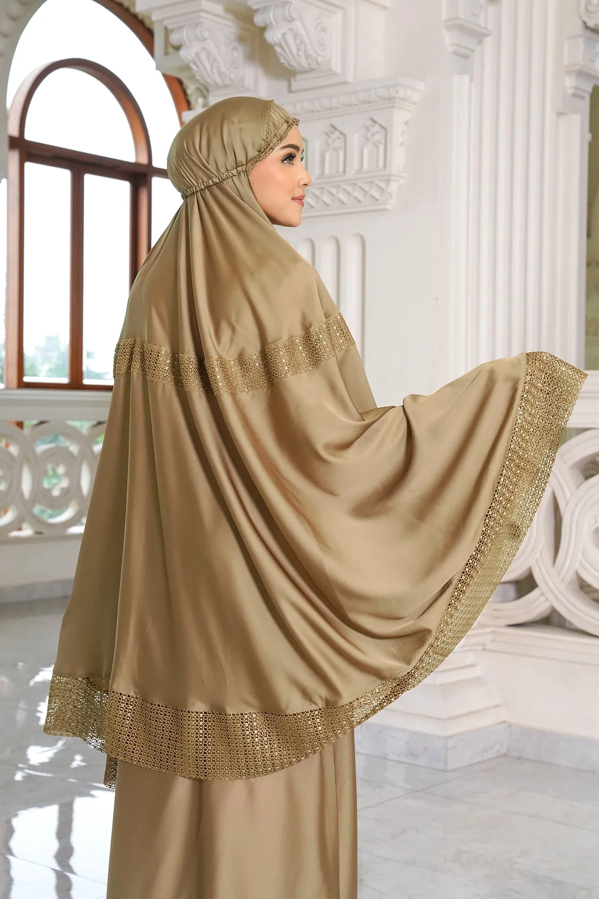 Lavish Prayer Robe - Gold